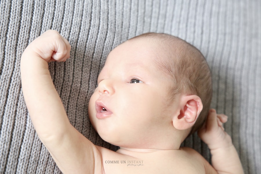 petites mains, bébé studio, photographe professionnelle pour nouveaux nés, bébé, photographe professionnelle nouveau né, bébé aux yeux bleus, nouveau né studio