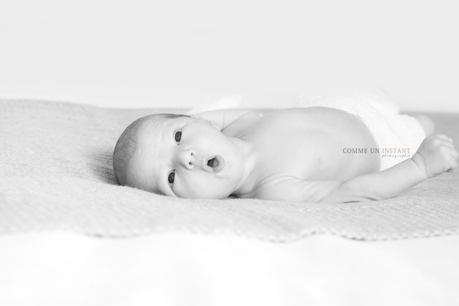 bébé - shooting nouveau né - nouveau né studio - photographe noir et blanc - reportage photographe bébé studio - photographe pour nouveaux nes à Paris (75000 Paris 75) - bébé aux yeux bleus