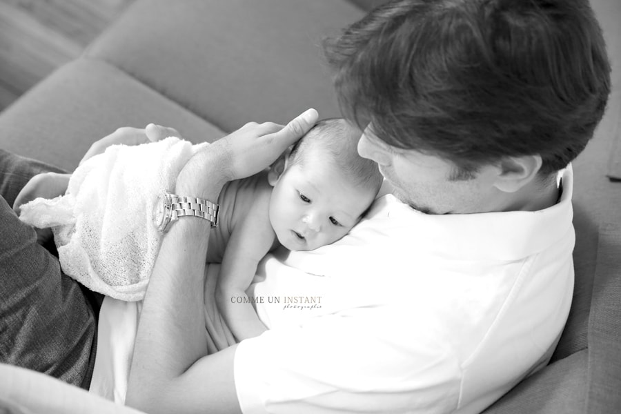 famille studio - famille - photographe pro nouveau né studio - photographe noir et blanc - bébé - bébé aux yeux bleus - shooting à domicile de bebes - shooting à domicile nouveau né - amour