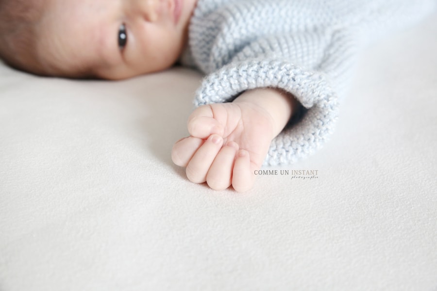 shooting bébé aux yeux bleus, photographe à domicile de bébé en centre ville de Nanterre (92000 Hauts de Seine 92), shooting bébé, reportage photographe bébé studio, reportage photographe nouveau né, photographie nouveau né studio, photographe petites mains