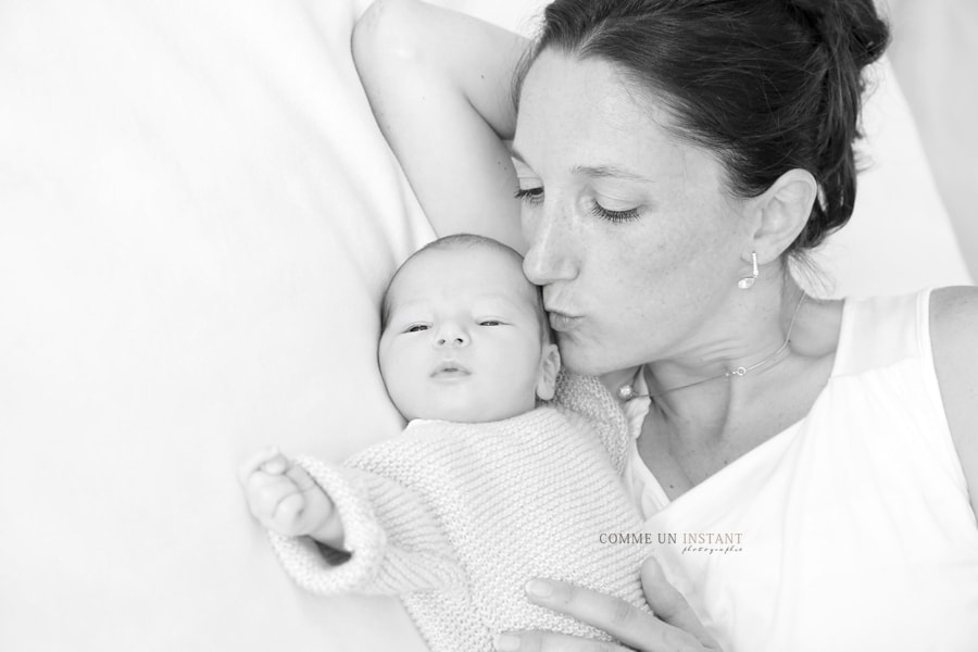 famille studio - nouveau né - bébé aux yeux bleus - shooting à domicile noir et blanc - nouveau né studio - reportage photographe famille - shooting à domicile bébé en centre ville de Paris (75000 Paris 75) et sa région - photographe amour - bébé studio - photographe à domicile bébé