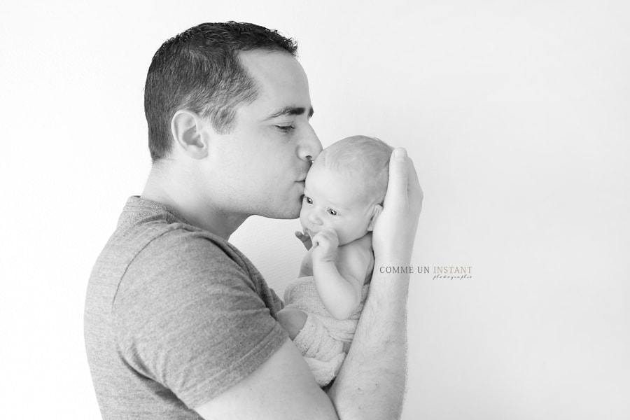 shooting à domicile nouveau né, famille, shooting à domicile famille studio, photographie noir et blanc, photographe à domicile bébé studio, bébé aux yeux bleus, photographe pro amour, photographe professionnelle bébés, bébé, reportage photographe nouveau né studio