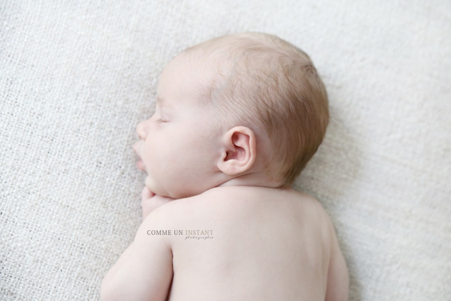 bébé aux yeux bleus - photographe pro nouveau né - bébé - nouveau né en train de dormir - bébé studio - nouveau né studio - photographe pour nouveaux nés a Alfortville (94140 Val de Marne 94) - bébé en train de dormir