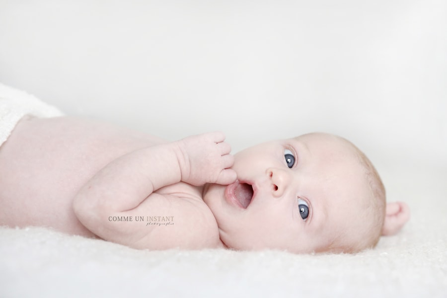 shooting à domicile bébé - shooting à domicile nouveau né - photographe pro de nouveau né a Paris (75000 Paris 75) et sa région - bébé aux yeux bleus - photographe professionnelle nouveau né studio - bébé studio