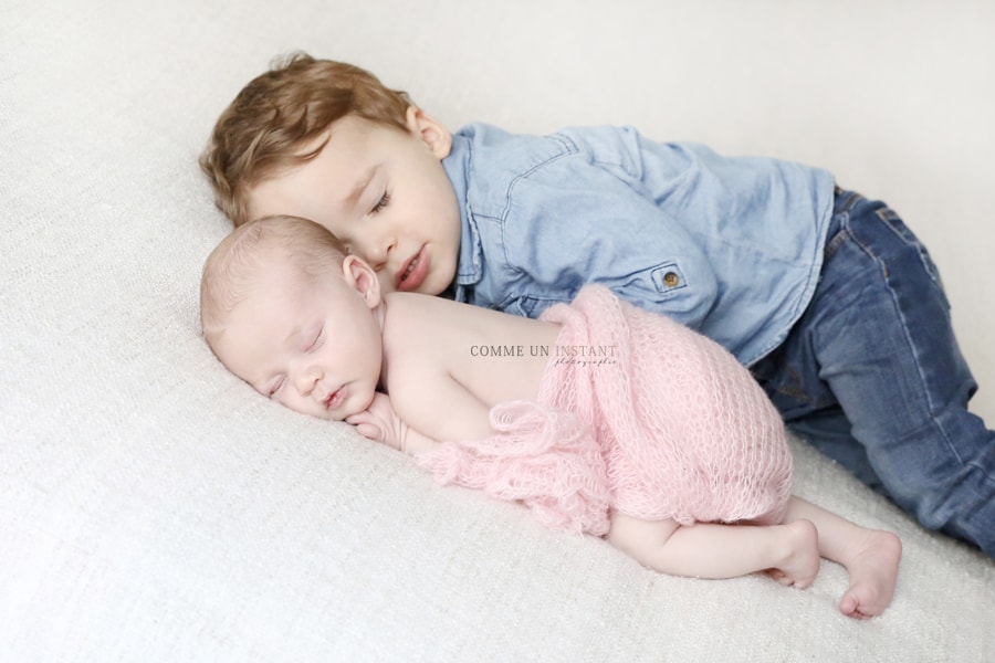 enfant studio - photographe professionnelle bebes à Courbevoie (92400 Hauts de Seine 92) et sa région - shooting à domicile bébé en train de dormir - photographie enfant - bébé studio - nouveau né studio - nouveau né en train de dormir - nouveau né - reportage photographe bébé - bébé aux yeux bleus - amour