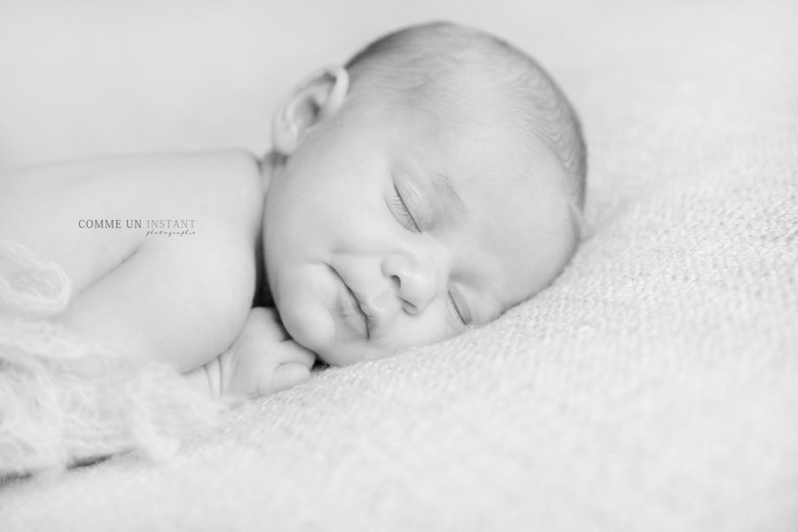 shooting à domicile bébé aux yeux bleus, nouveau né studio, photographe a domicile noir et blanc, shooting bébé studio, photographe pro bébé en train de dormir, photographe a domicile pour nouveau né, photographe a domicile bébé, photographe professionnelle nouveau né, nouveau né en train de dormir