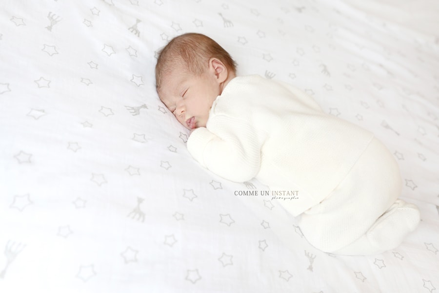 photographie nouveau né - bébé en train de dormir - photographe à domicile nouveau né en train de dormir - photographe à domicile nouveaux nes a Saint Germain en Laye (78100 Yvelines 78) - photographe pro bébé studio - nouveau né studio - photographe à domicile bébé