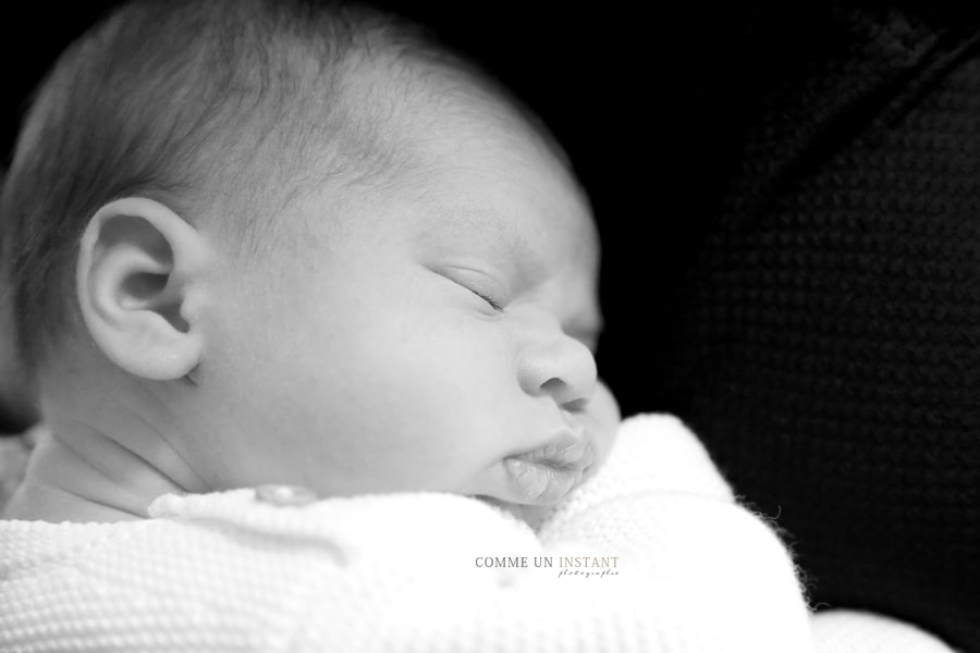 bébé studio - nouveau né en train de dormir - nouveau né studio - shooting noir et blanc - photographe nouveau né - nouveau né - bébé
