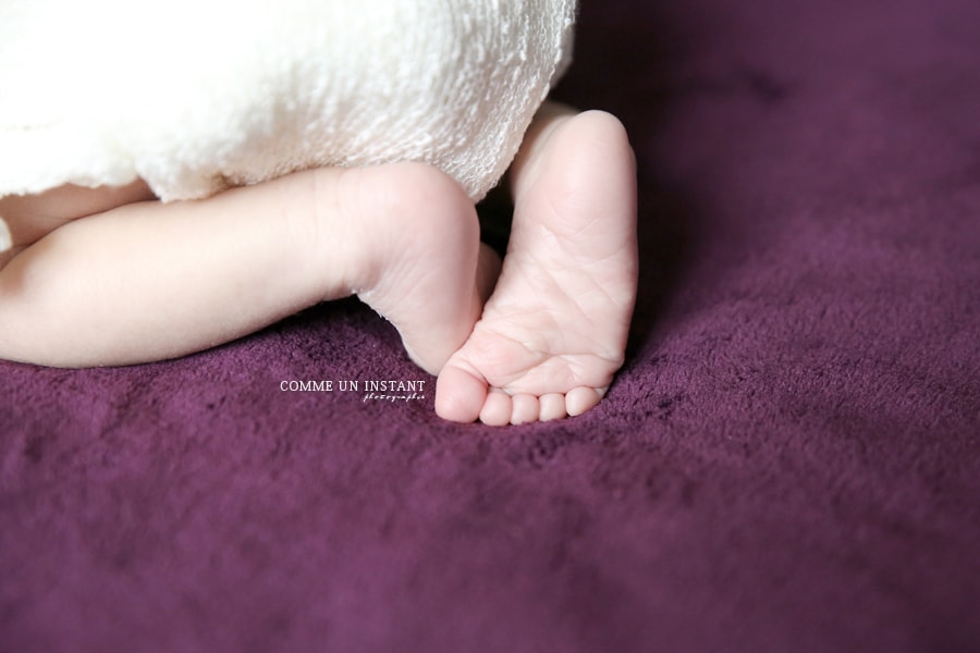 photographe professionnelle nouveau né, photographe pro bébé en train de dormir, shooting à domicile nouveaux nés, shooting bébé studio, photographe a domicile petits pieds, petit peton, nouveau né studio, bébé, nouveau né en train de dormir