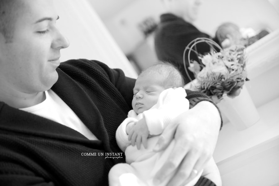 nouveau né en train de dormir, photographie nouveau né studio, bébé studio, photographe bébé, bébé en train de dormir, photographe pro amour, nouveau né, photographe pro famille studio, famille, photographe professionnelle de nouveaux nés, noir et blanc