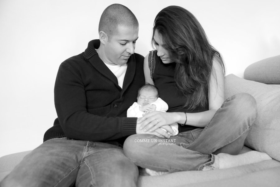 noir et blanc - nouveau né - photographe a domicile pour nouveaux nes - photographe professionnelle nouveau né en train de dormir - nouveau né studio - photographe à domicile bébé en train de dormir - shooting à domicile bébé - famille studio - photographe professionnelle bébé studio - amour - photographie famille