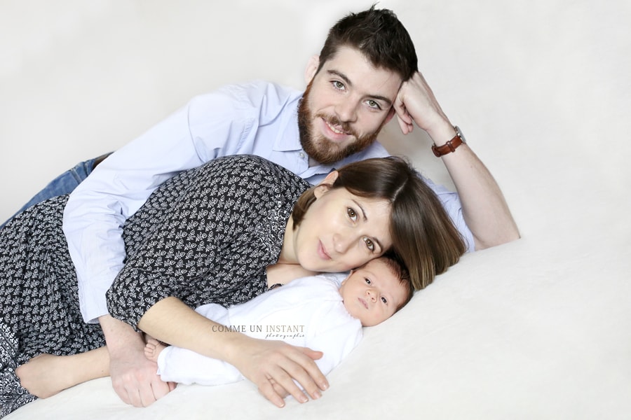 bébé studio - shooting bébé aux yeux bleus - photographie nouveau né - famille studio - bébé - photographie famille - photographie nouveau né studio - shooting nouveaux nés