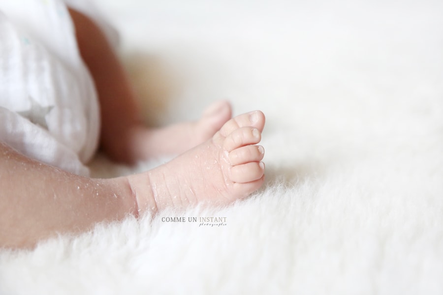 shooting à domicile pour bebes, shooting à domicile nouveau né, shooting à domicile nouveau né studio, reportage photographe nouveau né en train de dormir, bébé aux yeux bleus, photographe a domicile bébé studio, photographe à domicile petits pieds, petit peton, bébé