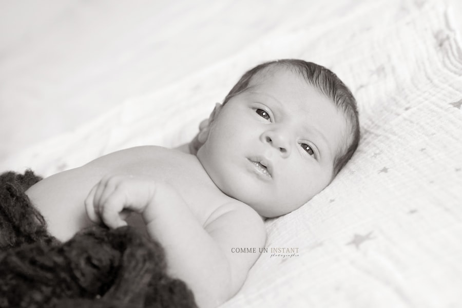 photographe bébé, photographe petites mains, photographie de nouveau né, sépia, bébé aux yeux bleus, bébé studio, nouveau né, nouveau né studio