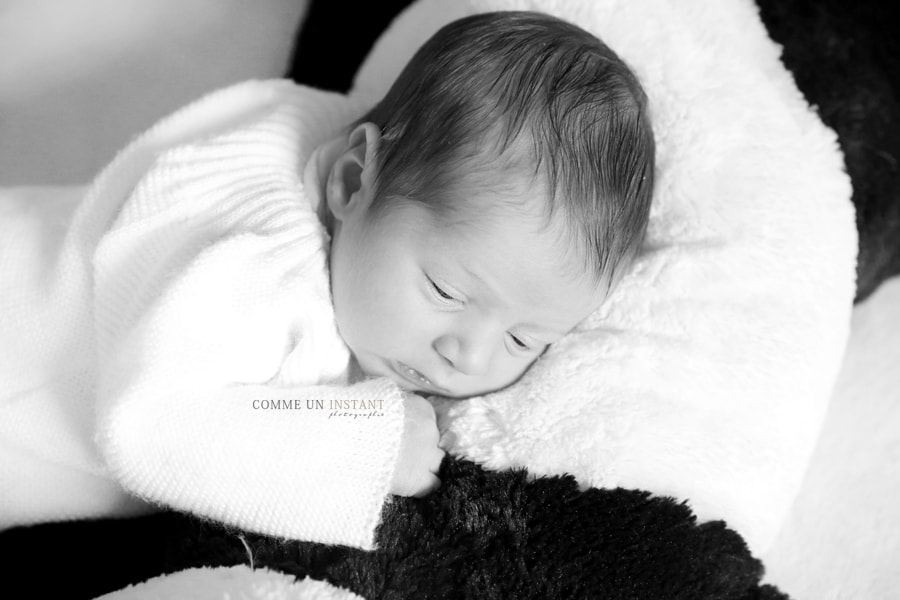 shooting à domicile nouveau né, shooting de bébés, bébé, shooting nouveau né studio, photographe à domicile bébé aux yeux bleus, noir et blanc, bébé studio