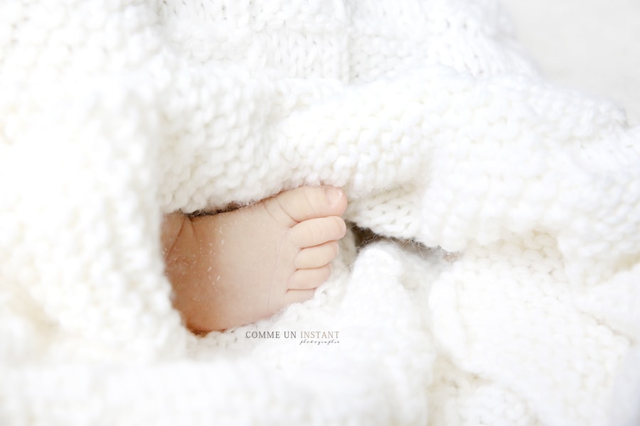 petits pieds, petit peton - shooting à domicile bébé en train de dormir - nouveau né - photographie bébé studio - photographe a domicile nouveau né en train de dormir - shooting de nouveau né en centre ville de Paris (75000 Paris 75) et sa région - bébé - nouveau né studio