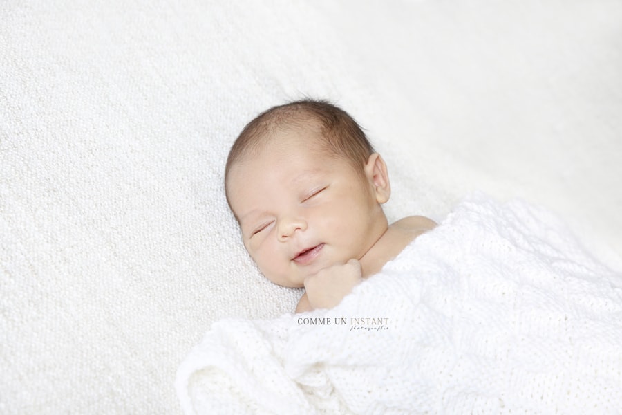 shooting nouveaux nes en centre ville de Saint Germain en Laye (78100 Yvelines 78) et sa région - photographe professionnelle bébé en train de dormir - shooting à domicile nouveau né en train de dormir - nouveau né - bébé studio - bébé - nouveau né studio