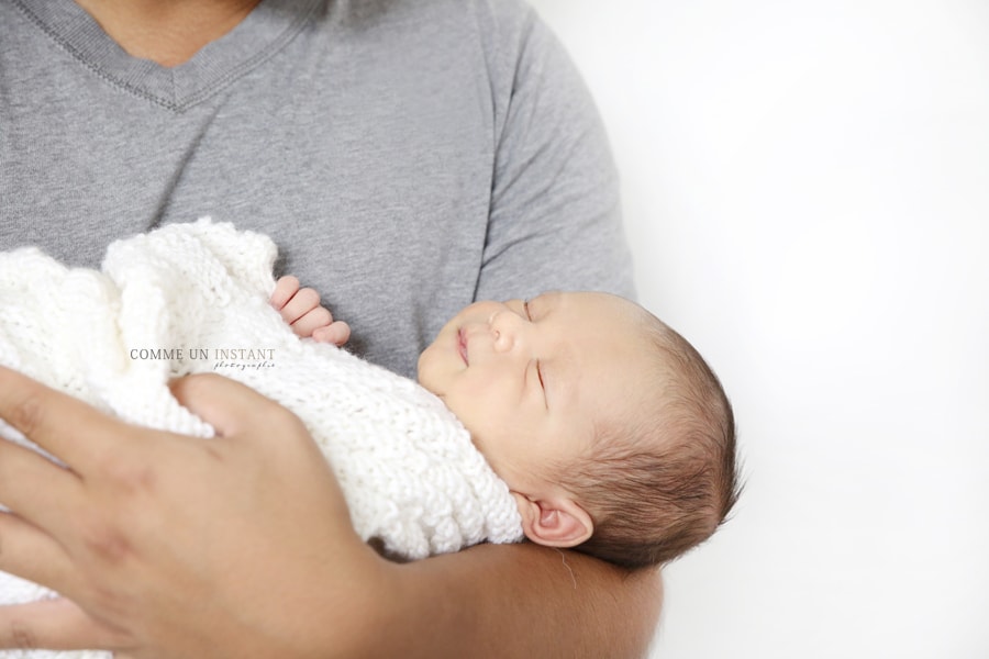 photographe professionnelle de nouveau né, bébé asiatique, famille studio, photographe a domicile bébé studio, nouveau né, amour, photographe pro bébé, famille, photographe professionnelle bébé en train de dormir, nouveau né studio, photographe a domicile nouveau né en train de dormir, shooting à domicile bébé métis