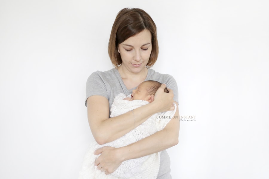 nouveau né en train de dormir, bébé en train de dormir, photographe à domicile bébé asiatique, bébé, famille, photographie de nouveau ne en centre ville de Puteaux (92800 Hauts de Seine 92), shooting à domicile famille studio, nouveau né studio, photographe nouveau né, photographe professionnelle bébé studio, amour