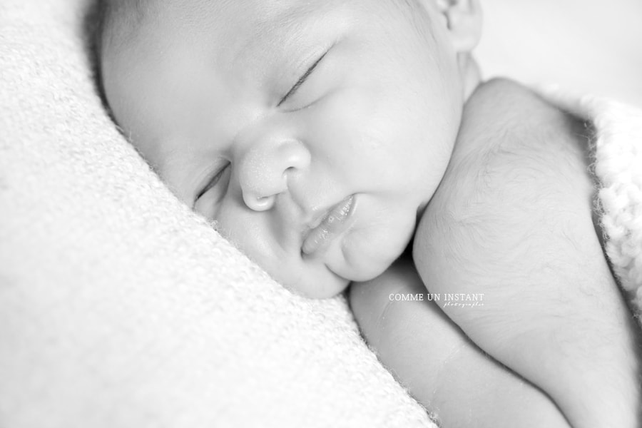 nouveau né en train de dormir, bébé, photographe pro bébé asiatique, bébé studio, photographe professionnelle de bebe sur Saint-Maur des Fossés (94100 Val de Marne 94), bébé métis, noir et blanc, photographe professionnelle nouveau né, bébé en train de dormir, nouveau né studio