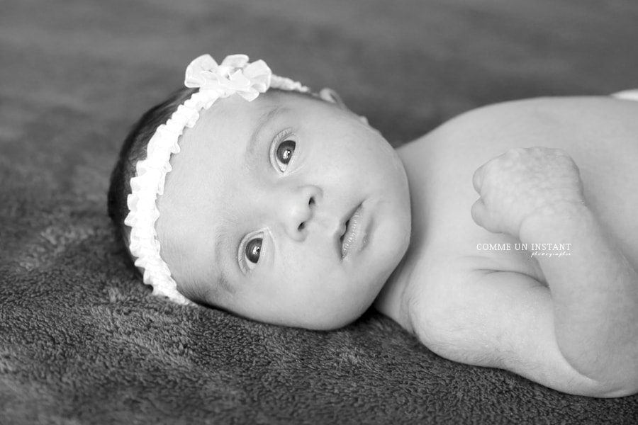 shooting noir et blanc, bébé studio, photographe professionnelle pour nouveau né, nouveau né studio, photographe pro bébé, nouveau né