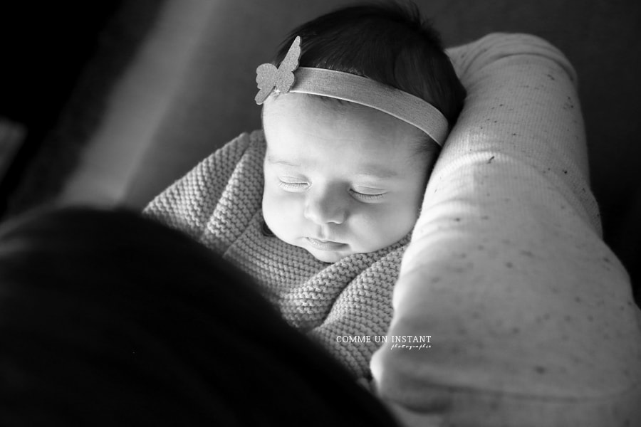 nouveau né en train de dormir, bébé en train de dormir, nouveau né studio, photographe à domicile noir et blanc, reportage photographe bébé studio, bébé, photographe de nouveaux nes en centre ville de Paris (75000 Paris 75) et sa région, famille studio, famille, amour, photographie nouveau né