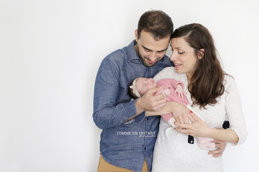 shooting à domicile nouveau né studio - amour - shooting bébé en train de dormir - photographe bébé studio - shooting à domicile nouveau né en train de dormir - photographe pro bébé - photographe a domicile famille - photographie bebes en centre ville de Paris (75000 Paris 75) - famille studio - nouveau né