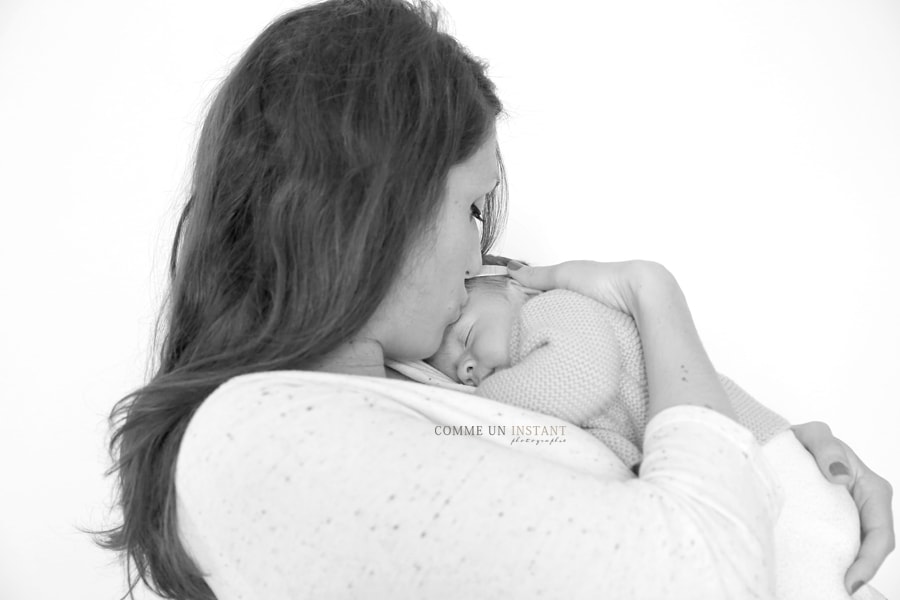 photographe à domicile nouveau né en train de dormir, shooting amour, photographe à domicile bébé, famille studio, photographe bébé en train de dormir, photographe a domicile noir et blanc, photographe pro de bebes, bébé studio, photographie nouveau né studio, photographe pro famille, reportage photographe nouveau né