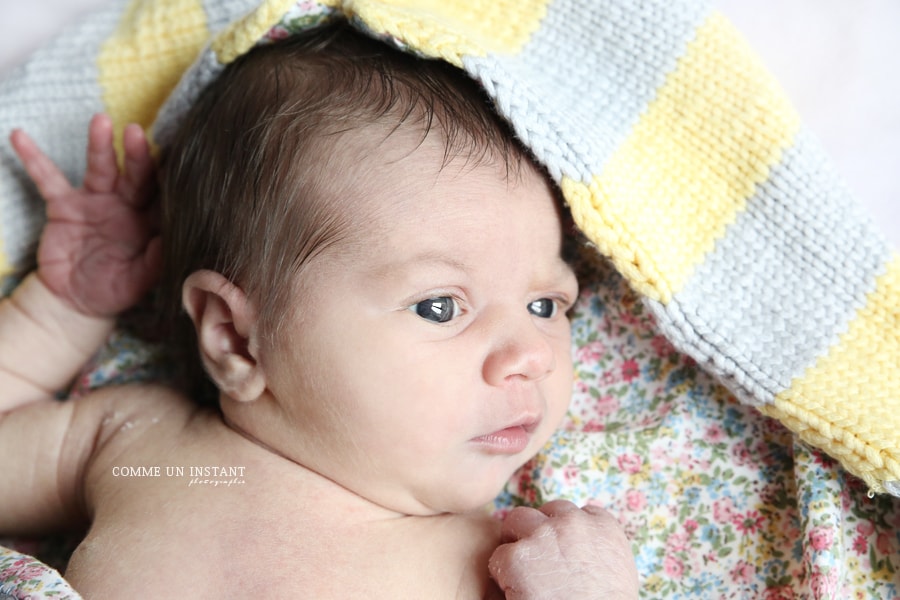 photographe de nouveau né à Sannois (95110 Val d'Oise 95) et sa région, nouveau né, shooting à domicile bébé aux yeux bleus, bébé, bébé studio, shooting nouveau né studio