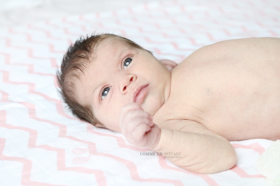 bébé aux yeux bleus, nouveau né studio, bébé, photographe pro pour bebes en centre ville de Maisons Alfort (94700 Val de Marne 94), photographie bébé studio, nouveau né