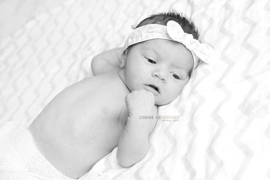 shooting bébé - photographe nouveau né studio - photographie bébé studio - bébé aux yeux bleus - shooting nouveau né - photographe professionnelle bebe a Saint Germain en Laye (78100 Yvelines 78) et sa région - photographe noir et blanc