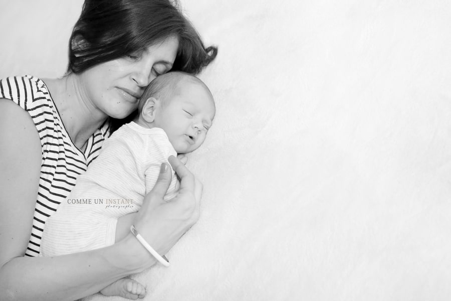 photographe a domicile bébé studio - famille - photographe professionnelle bébé - photographe professionnelle nouveau né - photographe pro amour - famille studio - shooting pour bebes en plein coeur de Saint Germain en Laye (78100 Yvelines 78) et sa région - bébé en train de dormir - reportage photographe nouveau né en train de dormir - photographe à domicile noir et blanc - nouveau né studio