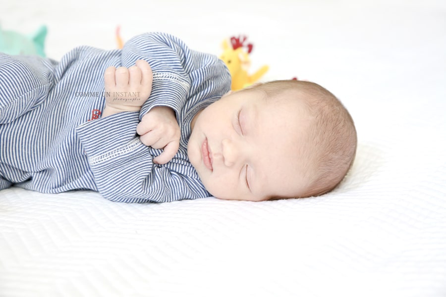 bébé en train de dormir - photographe à domicile nouveau né studio - shooting nouveau né en train de dormir - photographe pro nouveau né - photographie pour nouveau ne en plein coeur de Neuilly sur Seine (92200 Hauts de Seine 92) - bébé studio - bébé