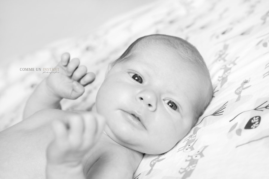 shooting à domicile nouveau né studio - noir et blanc - photographe bébés - photographe bébé aux yeux bleus - nouveau né - bébé - bébé studio