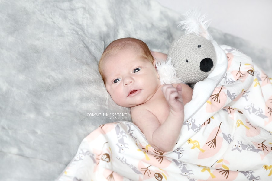 nouveau né studio - shooting pour bébé - photographie nouveau né - bébé aux yeux bleus - bébé - photographe bébé studio