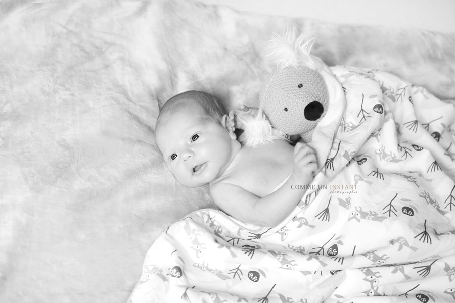 nouveau né, bébé, photographe pro bébé studio, photographe professionnelle bébé aux yeux bleus, noir et blanc, shooting de nouveaux nés, photographie nouveau né studio