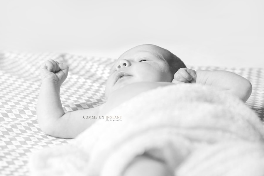 shooting bébé aux yeux bleus, shooting nouveau né, photographe professionnelle bébé studio, noir et blanc, photographe à domicile pour nouveaux nes, photographe a domicile bébé, photographe pro nouveau né studio