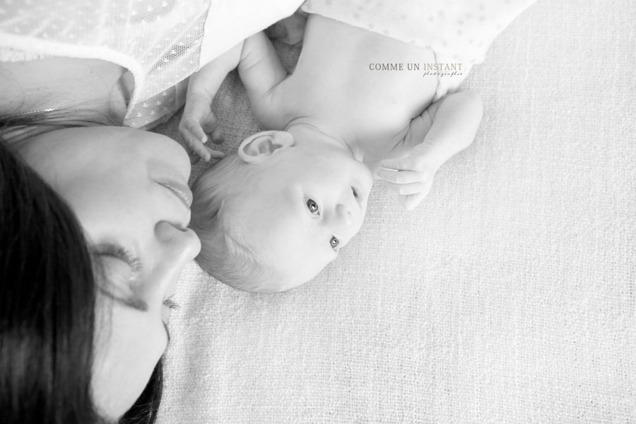 noir et blanc, photographe pro de bebes, photographe bébé, shooting à domicile bébé aux yeux bleus, nouveau né studio, bébé studio, photographie amour, nouveau né