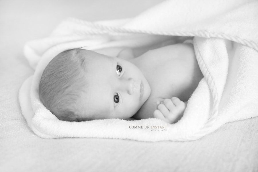 photographie nouveau né studio, photographie pour nouveau né, photographie bébé, nouveau né, bébé studio, shooting noir et blanc, bébé aux yeux bleus
