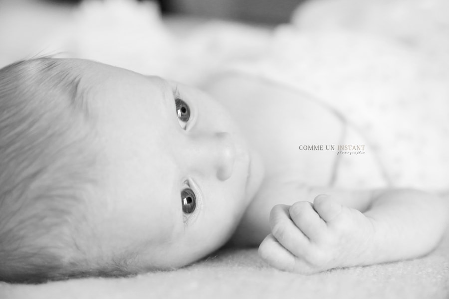 bébé, shooting de nouveau ne sur Châtillon (92320 Hauts de Seine 92), shooting à domicile noir et blanc, photographe à domicile nouveau né studio, reportage photographe nouveau né, bébé aux yeux bleus, photographe professionnelle bébé studio