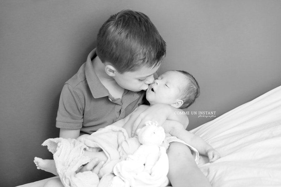 photographe pro de bebes en plein coeur de Saint Germain en Laye (78100 Yvelines 78) et sa région - famille - bébé - photographe pro famille studio - amour - bébé aux yeux bleus - bébé studio - photographie nouveau né studio - photographe a domicile noir et blanc - photographe à domicile nouveau né