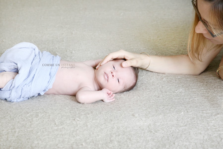 nouveau né studio - bébé aux yeux bleus - photographie bébé studio - nouveau né - photographie bébé - famille studio - photographie famille - nouveau né en train de dormir - photographe nouveau ne - photographe professionnelle amour