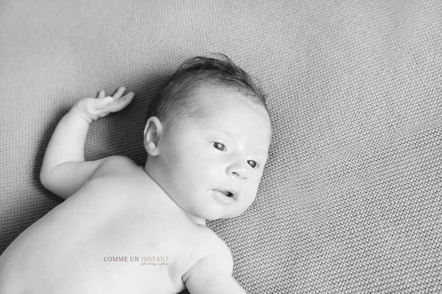 photographie bébé, photographe à domicile nouveau né, photographie nouveaux nés, photographie bébé studio, shooting bébé aux yeux bleus, photographe a domicile nouveau né studio, noir et blanc