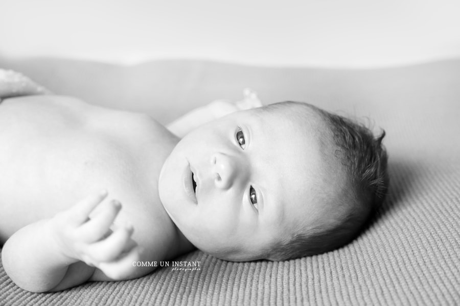 noir et blanc - photographe professionnelle bébé - bébé aux yeux bleus - nouveau né - nouveau né studio - photographe de nouveaux nes - photographie bébé studio