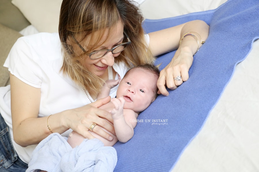 photographe professionnelle bébé aux yeux bleus - reportage photographe de bebes sur Vincennes (94300 Val de Marne 94) et sa région - shooting à domicile bébé - photographe a domicile famille - reportage photographe famille studio - bébé studio - amour - nouveau né studio - photographe nouveau né