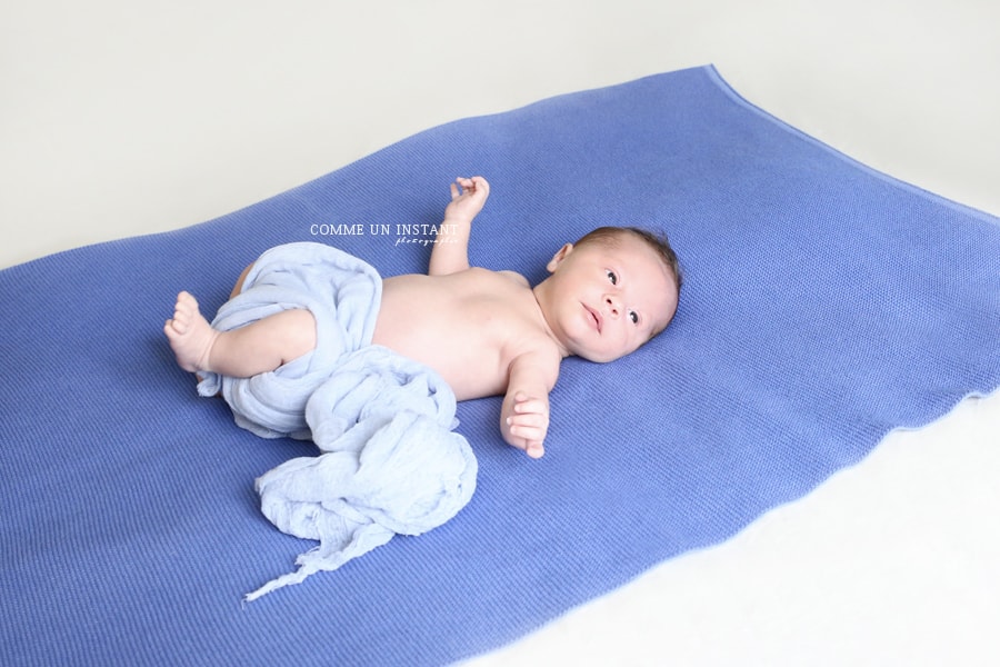 photographe bébé aux yeux bleus - nouveau né studio - bébé studio - photographe pour bébés - photographe a domicile bébé - nouveau né