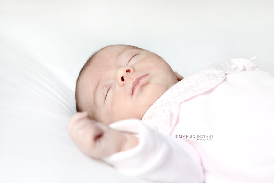 photographe bébé - photographe a domicile nouveau né en train de dormir - photographe professionnelle pour bébé en plein coeur de Neuilly sur Seine (92200 Hauts de Seine 92) - nouveau né studio - nouveau né - shooting à domicile bébé studio