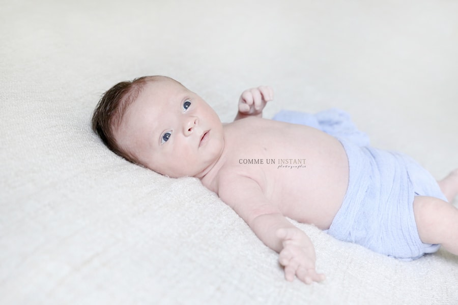 nouveau né, bébé aux yeux bleus, photographie pour nouveau né sur Maisons Alfort (94700 Val de Marne 94), photographe a domicile bébé studio, bébé, nouveau né studio