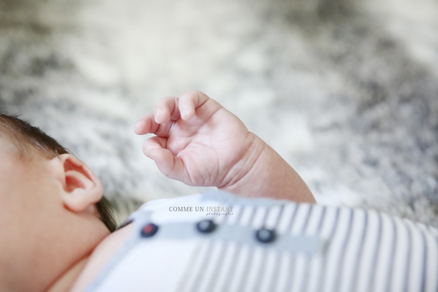 bébé, bébé aux yeux bleus, photographe professionnelle pour nouveau né en plein coeur de Paris (75000 Paris 75) et sa région, shooting bébé studio, photographe à domicile nouveau né en train de dormir, nouveau né studio, photographe pro nouveau né