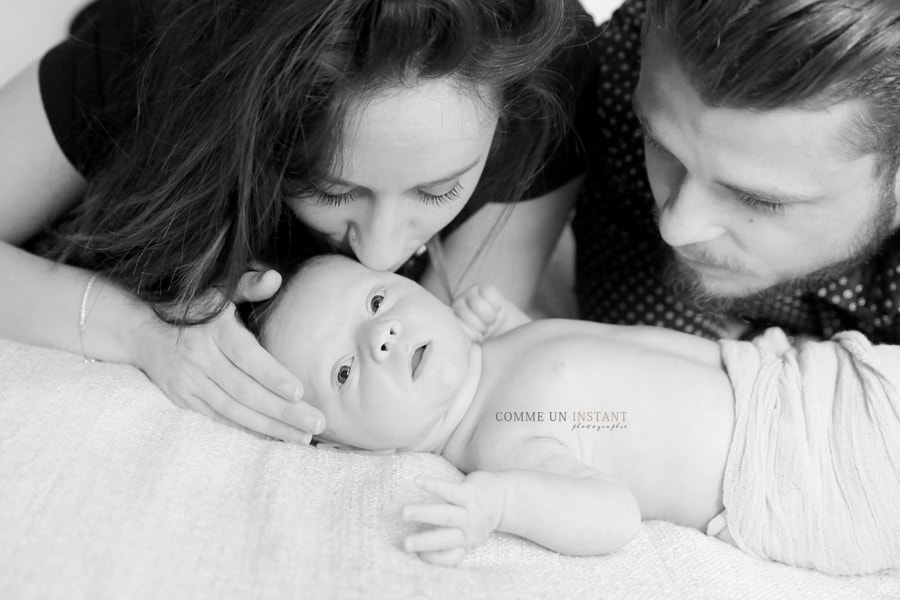 amour, bébé aux yeux bleus, photographe à domicile nouveau né studio, shooting à domicile bébé studio, photographe professionnelle noir et blanc, nouveau né, shooting de nouveau né sur Versailles (78000 Yvelines 78) et sa région, bébé, photographe pro famille studio, famille